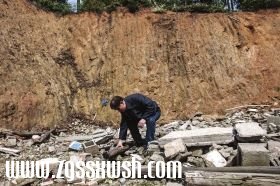 3月27日，长沙县安沙镇毛塘社区，王首雅在被强拆房子的废墟里。图/实习生周蔷 