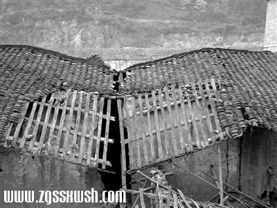 当地被山洪冲毁的房屋。