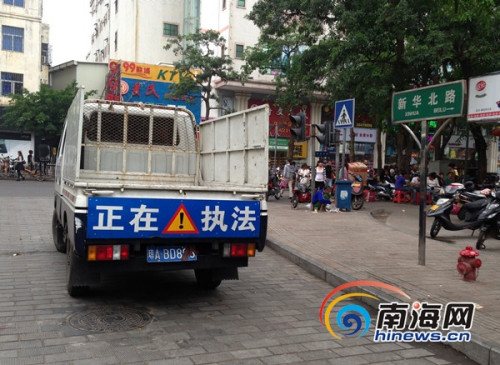 海口城管车遮挡车牌被曝光称车少希望从宽处理