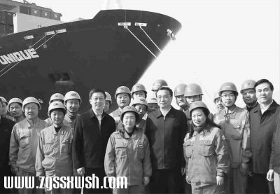 李克强上海考察与工人合影中间位置留给女工