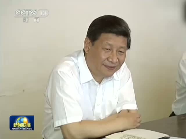 习近平在西柏坡参观毛泽东旧居截图